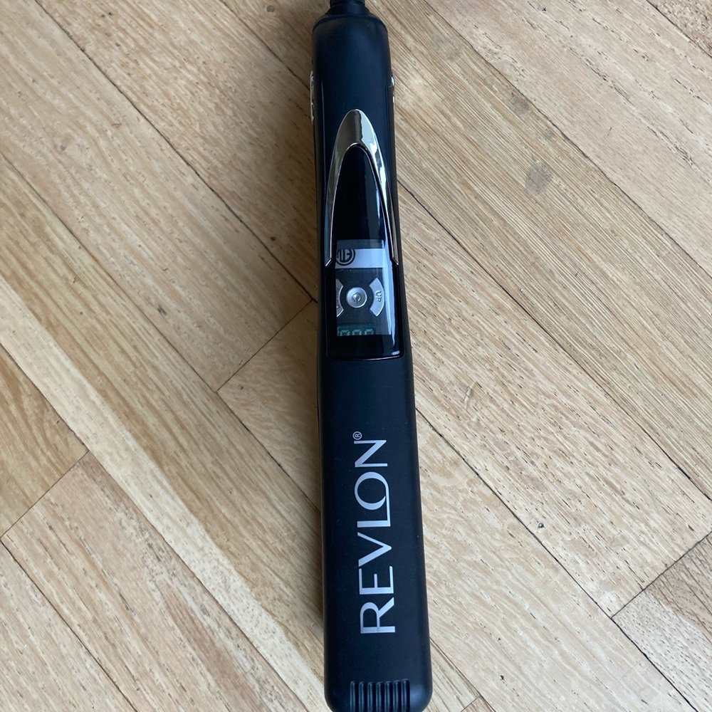 Revlon straightener. New, never used.